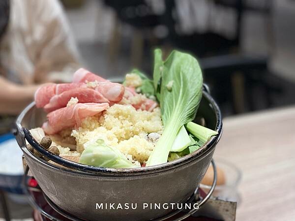 鶴貳樓火鍋推薦 獨家蒜味牛奶鍋 豬肉肉片 屏東新園鄉新餐廳 2022年鶴貳樓食坊菜單分享 推薦餐點 新園餐廳推薦 聚餐推薦