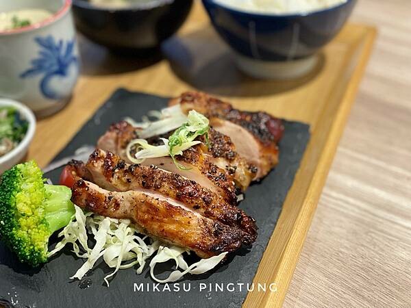 屏東新園鶴貳樓 餐點 黑七味雞腿排定食 屏東新園鄉新餐廳 2022年鶴貳樓食坊菜單分享 推薦餐點 新園餐廳推薦 聚餐推薦
