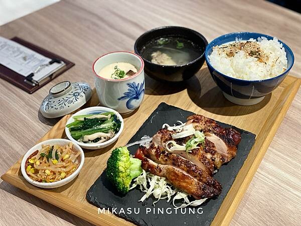 屏東鶴貳樓 黑七味雞腿排定食 屏東新園鄉新餐廳 2022年鶴貳樓食坊菜單分享 推薦餐點 新園餐廳推薦 聚餐推薦