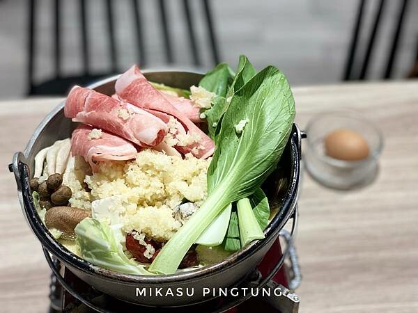 鶴貳樓 火鍋 獨家蒜味牛奶鍋 豬肉肉片 屏東新園鄉新餐廳 2022年鶴貳樓食坊菜單分享 推薦餐點 新園餐廳推薦 聚餐推薦