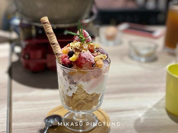 屏東 鶴貳樓 草莓優格冰淇淋聖代 屏東新園鄉新餐廳 2022年鶴貳樓食坊菜單分享 推薦餐點 新園餐廳推薦 聚餐推薦