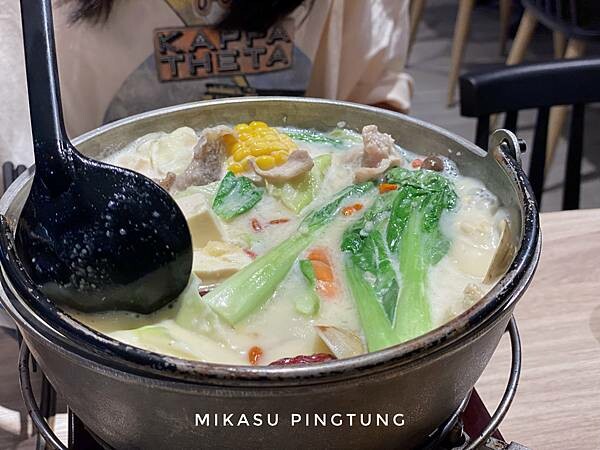 屏東鶴貳樓火鍋推薦 獨家蒜味牛奶鍋 豬肉肉片 屏東新園鄉新餐廳 2022年鶴貳樓食坊菜單分享 推薦餐點 新園餐廳推薦 聚餐推薦