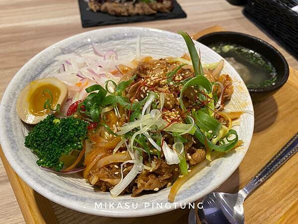 鶴貳樓 用餐優惠 炭香培根牛肉丼飯 屏東新園鄉新餐廳 2022年鶴貳樓食坊菜單分享 推薦餐點 新園餐廳推薦 聚餐推薦