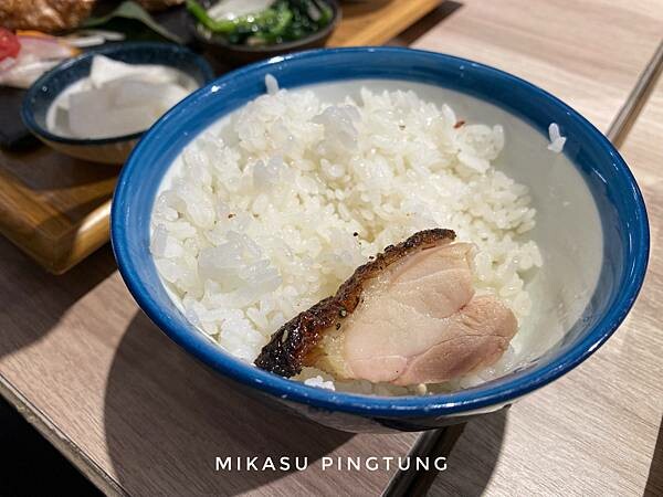 屏東新園鶴貳樓 餐點 黑七味雞腿排定食 屏東新園鄉新餐廳 2022年鶴貳樓食坊菜單分享 推薦餐點 新園餐廳推薦 聚餐推薦