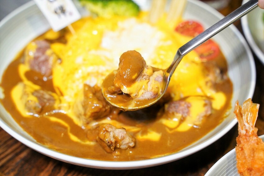 【日伴洋食】平價咖哩推薦!台中勤美草悟道周邊美食,日式老宅特別有深夜食堂氛圍~大份量、可免費續醬,必點爆漿起司豚肉咖哩飯、唐揚雞!寵物友善餐廳 - 阿華田的美食日記