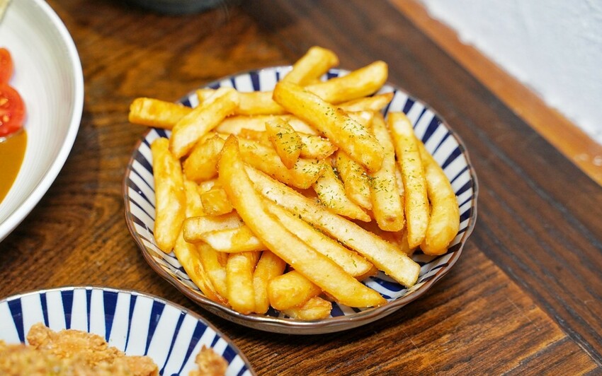 【日伴洋食】平價咖哩推薦!台中勤美草悟道周邊美食,日式老宅特別有深夜食堂氛圍~大份量、可免費續醬,必點爆漿起司豚肉咖哩飯、唐揚雞!寵物友善餐廳 - 阿華田的美食日記