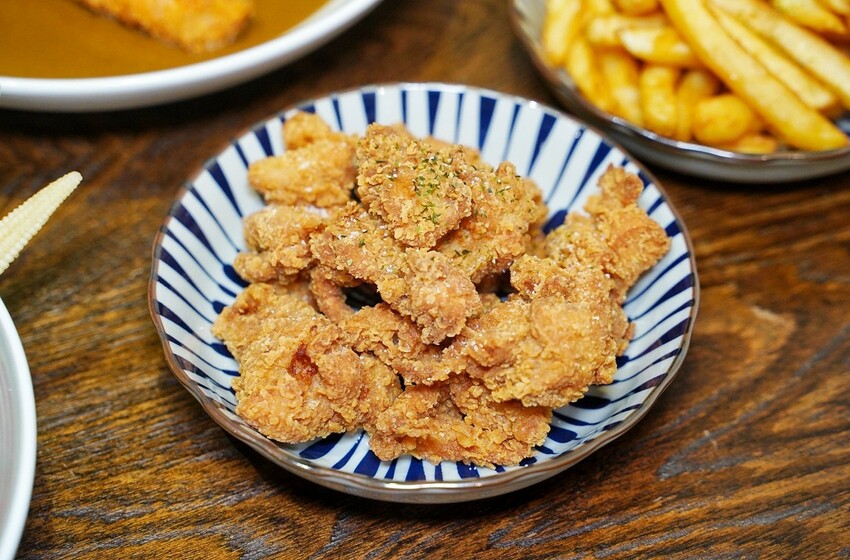 【日伴洋食】平價咖哩推薦!台中勤美草悟道周邊美食,日式老宅特別有深夜食堂氛圍~大份量、可免費續醬,必點爆漿起司豚肉咖哩飯、唐揚雞!寵物友善餐廳 - 阿華田的美食日記