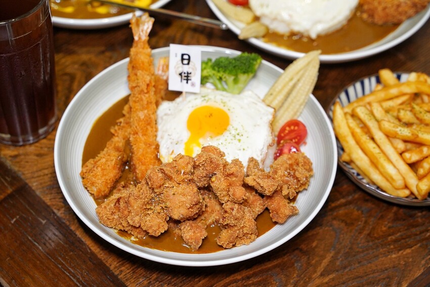 【日伴洋食】平價咖哩推薦!台中勤美草悟道周邊美食,日式老宅特別有深夜食堂氛圍~大份量、可免費續醬,必點爆漿起司豚肉咖哩飯、唐揚雞!寵物友善餐廳 - 阿華田的美食日記