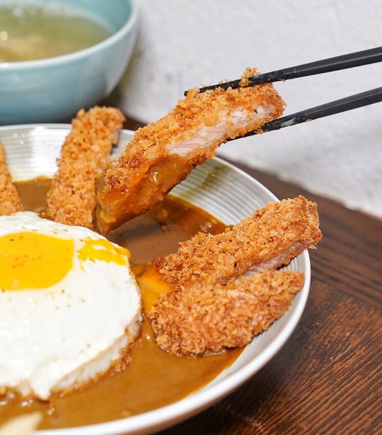 【日伴洋食】平價咖哩推薦!台中勤美草悟道周邊美食,日式老宅特別有深夜食堂氛圍~大份量、可免費續醬,必點爆漿起司豚肉咖哩飯、唐揚雞!寵物友善餐廳 - 阿華田的美食日記