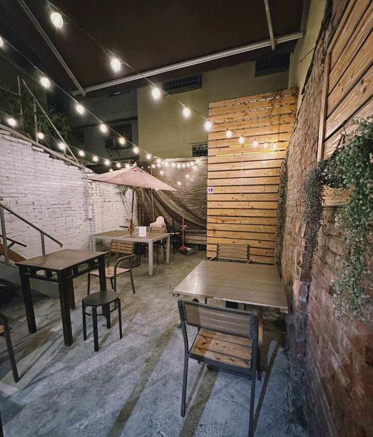 【日伴洋食】平價咖哩推薦!台中勤美草悟道周邊美食,日式老宅特別有深夜食堂氛圍~大份量、可免費續醬,必點爆漿起司豚肉咖哩飯、唐揚雞!寵物友善餐廳 - 阿華田的美食日記