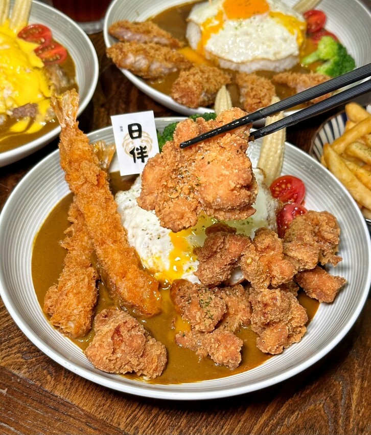【日伴洋食】平價咖哩推薦!台中勤美草悟道周邊美食,日式老宅特別有深夜食堂氛圍~大份量、可免費續醬,必點爆漿起司豚肉咖哩飯、唐揚雞!寵物友善餐廳 - 阿華田的美食日記