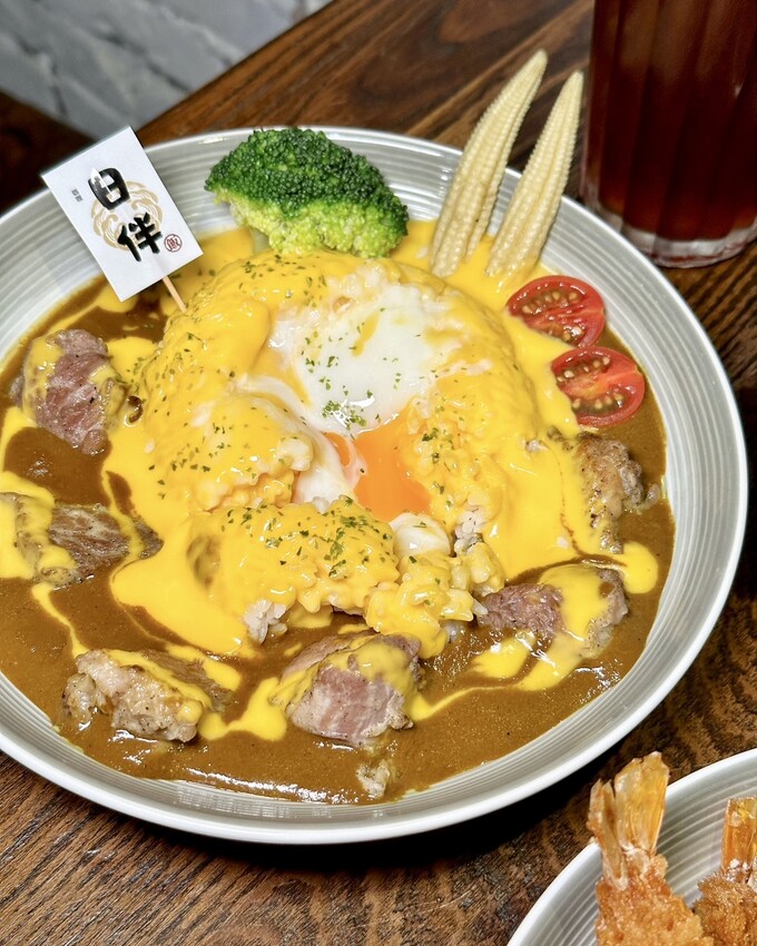 【日伴洋食】平價咖哩推薦!台中勤美草悟道周邊美食,日式老宅特別有深夜食堂氛圍~大份量、可免費續醬,必點爆漿起司豚肉咖哩飯、唐揚雞!寵物友善餐廳 - 阿華田的美食日記