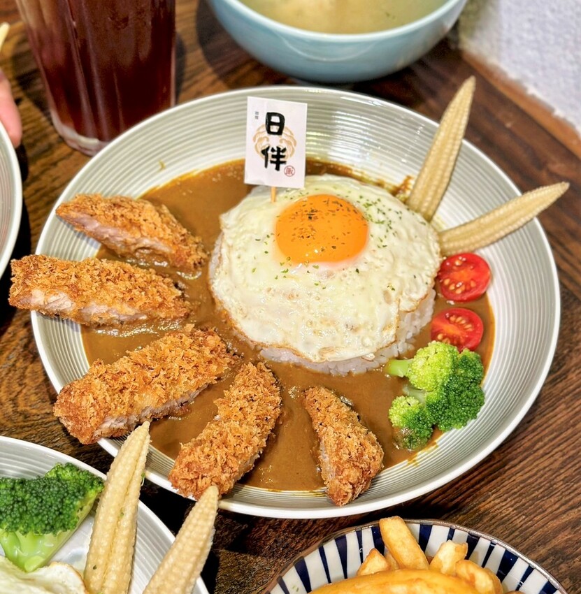 【日伴洋食】平價咖哩推薦!台中勤美草悟道周邊美食,日式老宅特別有深夜食堂氛圍~大份量、可免費續醬,必點爆漿起司豚肉咖哩飯、唐揚雞!寵物友善餐廳 - 阿華田的美食日記