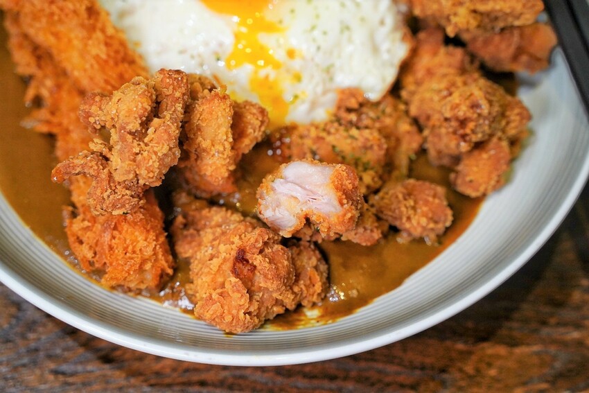 【日伴洋食】平價咖哩推薦!台中勤美草悟道周邊美食,日式老宅特別有深夜食堂氛圍~大份量、可免費續醬,必點爆漿起司豚肉咖哩飯、唐揚雞!寵物友善餐廳 - 阿華田的美食日記