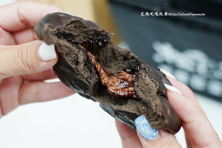 門市像小超市好買! 榛果巧克力一掰就爆漿、連湯包爆汁,還有全台首創單顆裝冷凍,很難空手離開~