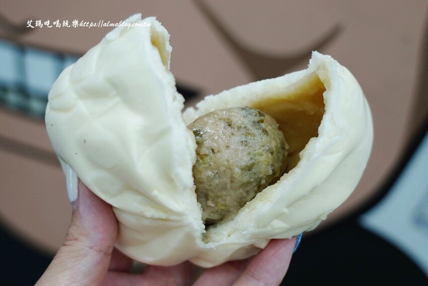 門市像小超市好買! 榛果巧克力一掰就爆漿、連湯包爆汁,還有全台首創單顆裝冷凍,很難空手離開~