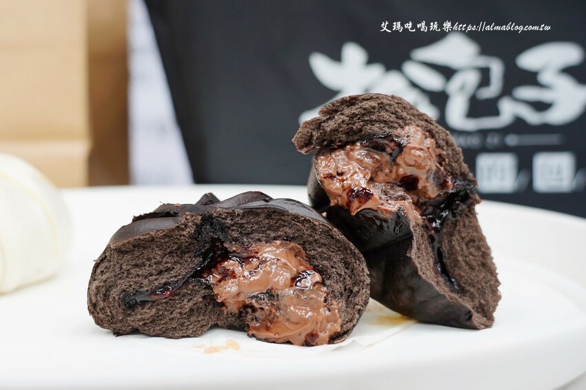 門市像小超市好買! 榛果巧克力一掰就爆漿、連湯包爆汁,還有全台首創單顆裝冷凍,很難空手離開~