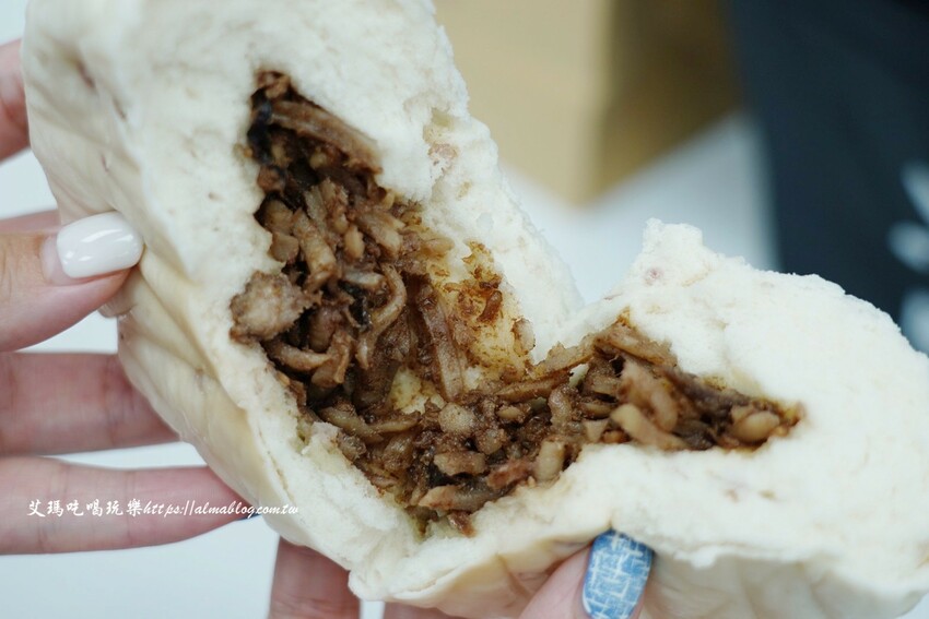 門市像小超市好買! 榛果巧克力一掰就爆漿、連湯包爆汁,還有全台首創單顆裝冷凍,很難空手離開~