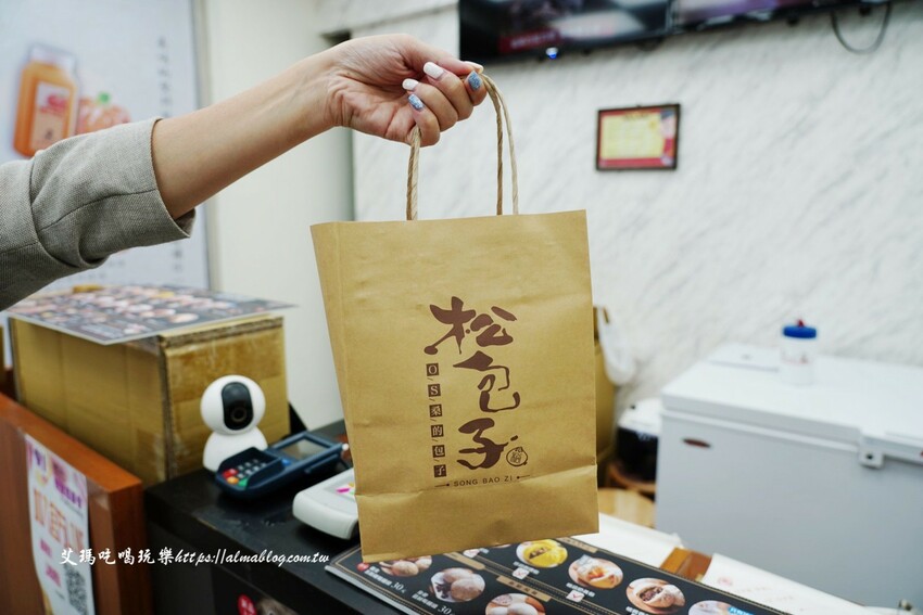 門市像小超市好買! 榛果巧克力一掰就爆漿、連湯包爆汁,還有全台首創單顆裝冷凍,很難空手離開~