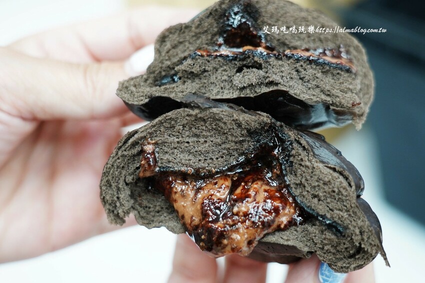 門市像小超市好買! 榛果巧克力一掰就爆漿、連湯包爆汁,還有全台首創單顆裝冷凍,很難空手離開~