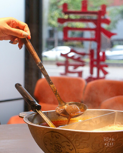 台中南屯|新竹人氣鴛鴦麻辣鍋來台中開幕了|特色火焰炙燒豬|獨門漢方麻辣|岩漿火鍋 台中公益店