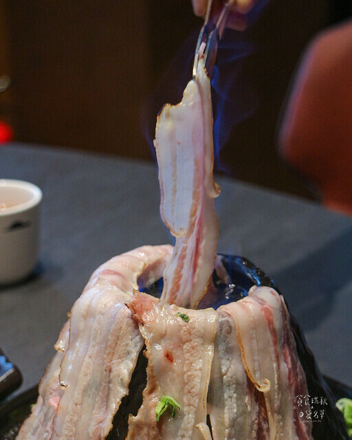 台中南屯|新竹人氣鴛鴦麻辣鍋來台中開幕了|特色火焰炙燒豬|獨門漢方麻辣|岩漿火鍋 台中公益店