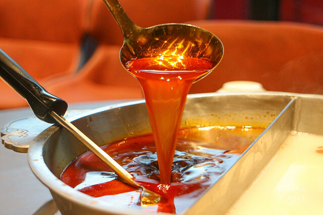 台中南屯|新竹人氣鴛鴦麻辣鍋來台中開幕了|特色火焰炙燒豬|獨門漢方麻辣|岩漿火鍋 台中公益店