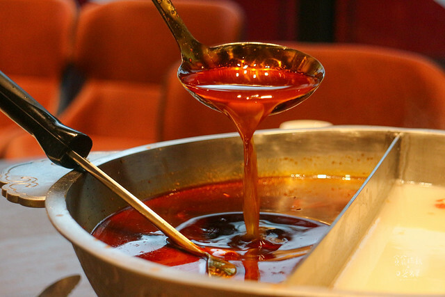 台中南屯|新竹人氣鴛鴦麻辣鍋來台中開幕了|特色火焰炙燒豬|獨門漢方麻辣|岩漿火鍋 台中公益店