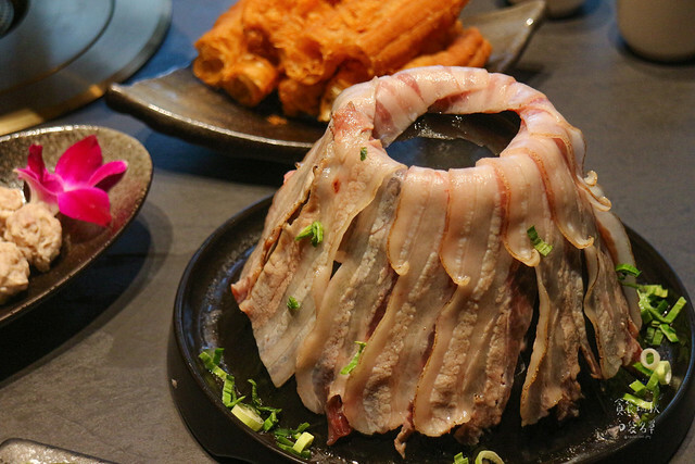 台中南屯|新竹人氣鴛鴦麻辣鍋來台中開幕了|特色火焰炙燒豬|獨門漢方麻辣|岩漿火鍋 台中公益店