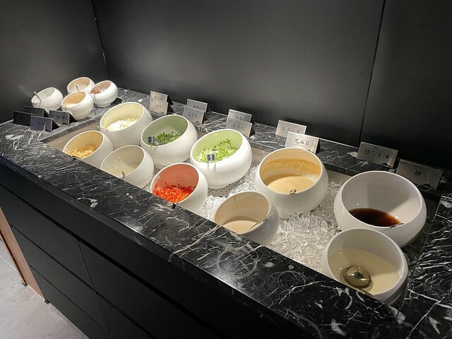 台中南屯|新竹人氣鴛鴦麻辣鍋來台中開幕了|特色火焰炙燒豬|獨門漢方麻辣|岩漿火鍋 台中公益店