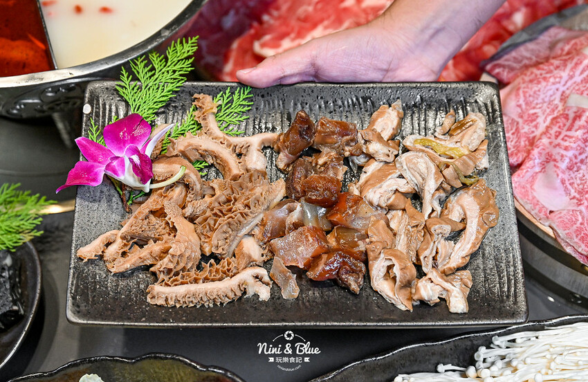 台中新開的麻辣鍋，有包廂、專屬停車場，還可鍋底、白飯、冰沙免費續-妮妮布魯