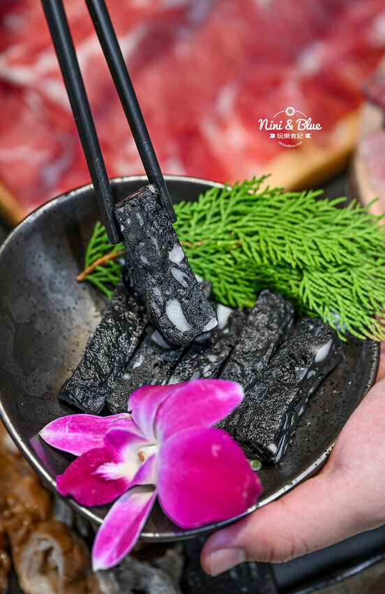 台中新開的麻辣鍋，有包廂、專屬停車場，還可鍋底、白飯、冰沙免費續-妮妮布魯