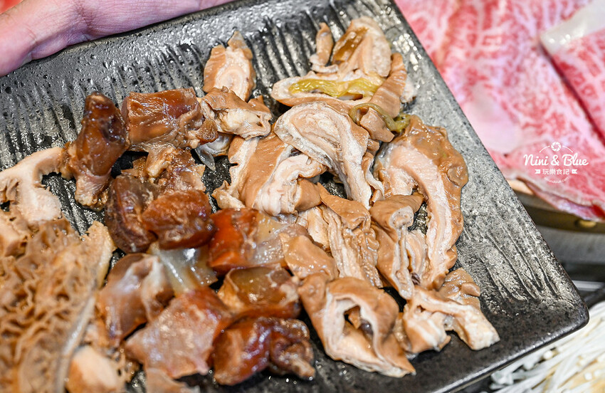 台中新開的麻辣鍋，有包廂、專屬停車場，還可鍋底、白飯、冰沙免費續-妮妮布魯