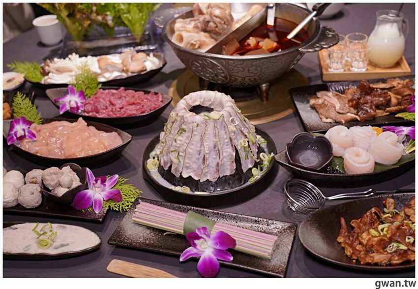 第一次看到火鍋湯可以續大骨的!這間營業到凌晨3點還免費停車,帶小朋友還幫你準備圖畫紙~