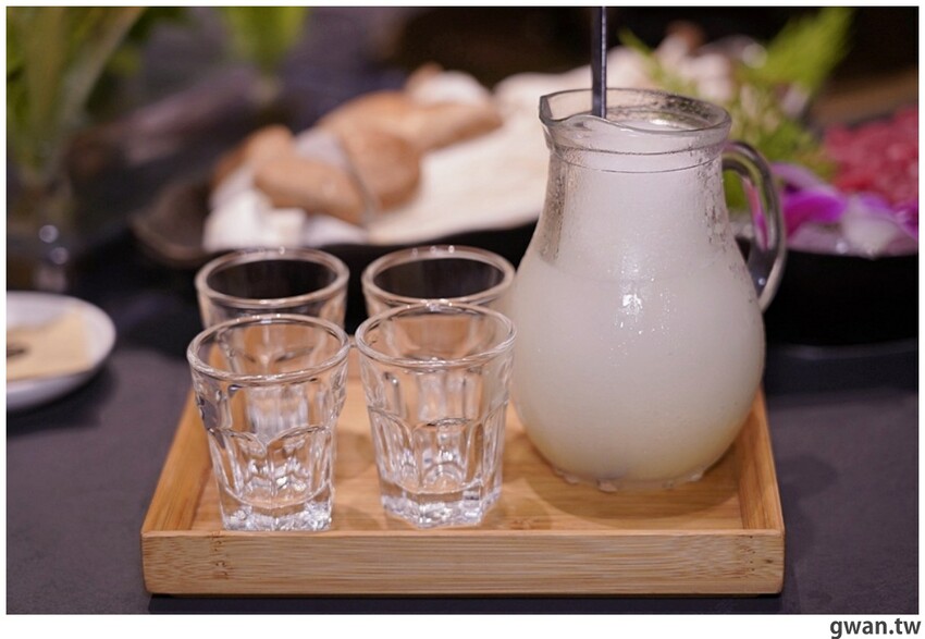 第一次看到火鍋湯可以續大骨的!這間營業到凌晨3點還免費停車,帶小朋友還幫你準備圖畫紙~