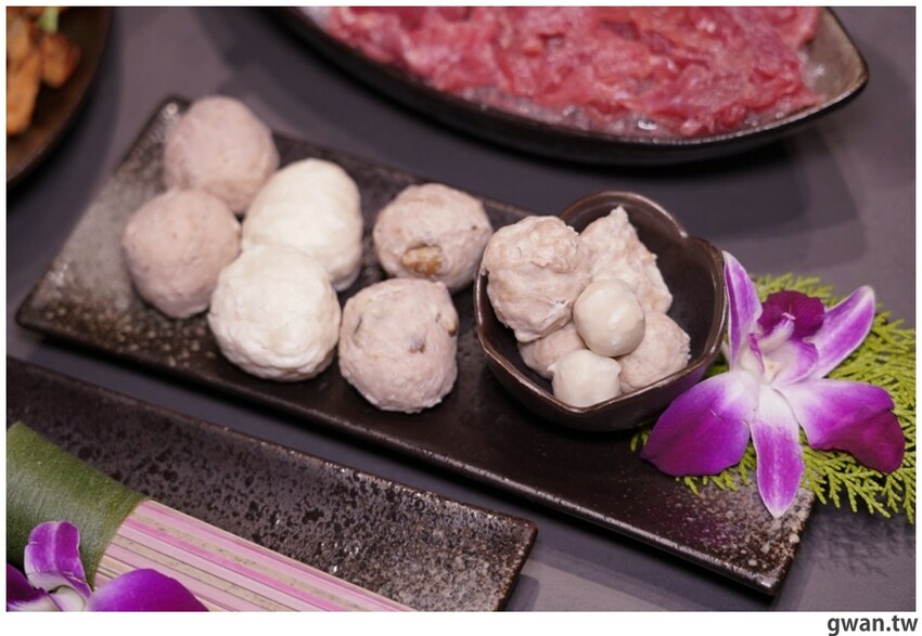 第一次看到火鍋湯可以續大骨的!這間營業到凌晨3點還免費停車,帶小朋友還幫你準備圖畫紙~