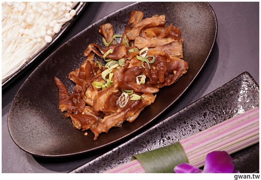 第一次看到火鍋湯可以續大骨的!這間營業到凌晨3點還免費停車,帶小朋友還幫你準備圖畫紙~