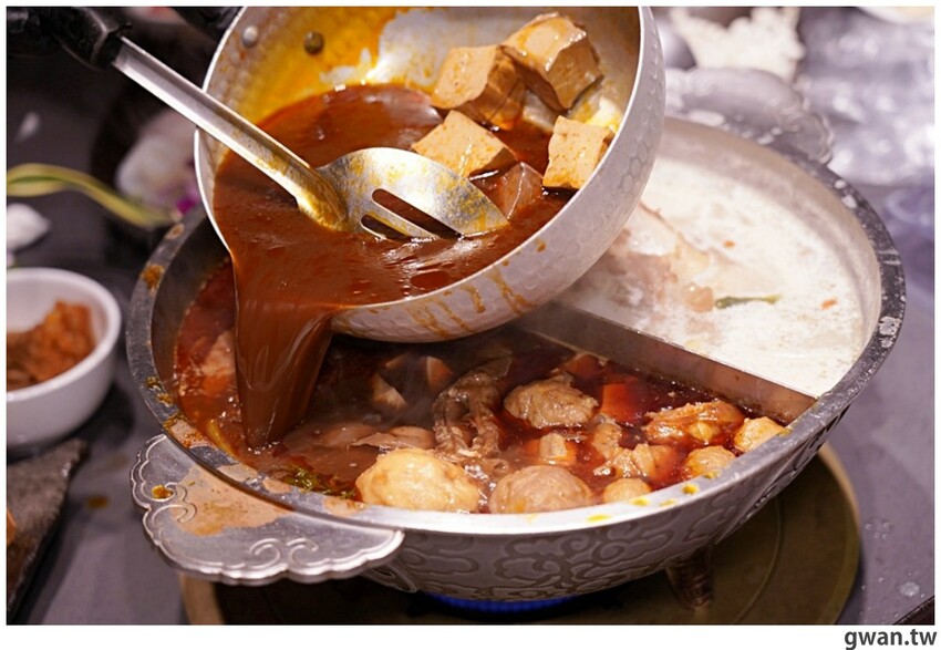 第一次看到火鍋湯可以續大骨的!這間營業到凌晨3點還免費停車,帶小朋友還幫你準備圖畫紙~