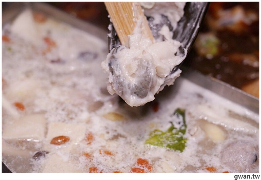 第一次看到火鍋湯可以續大骨的!這間營業到凌晨3點還免費停車,帶小朋友還幫你準備圖畫紙~