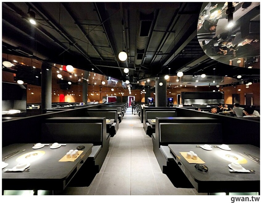 第一次看到火鍋湯可以續大骨的!這間營業到凌晨3點還免費停車,帶小朋友還幫你準備圖畫紙~