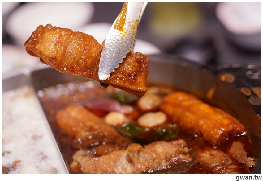 第一次看到火鍋湯可以續大骨的!這間營業到凌晨3點還免費停車,帶小朋友還幫你準備圖畫紙~