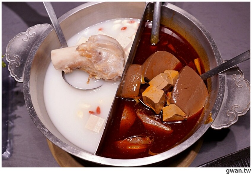 第一次看到火鍋湯可以續大骨的!這間營業到凌晨3點還免費停車,帶小朋友還幫你準備圖畫紙~