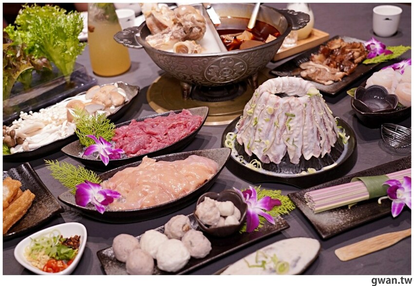 第一次看到火鍋湯可以續大骨的!這間營業到凌晨3點還免費停車,帶小朋友還幫你準備圖畫紙~