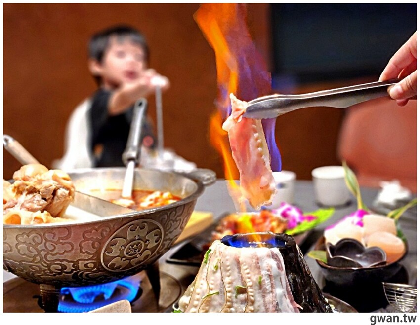 第一次看到火鍋湯可以續大骨的!這間營業到凌晨3點還免費停車,帶小朋友還幫你準備圖畫紙~