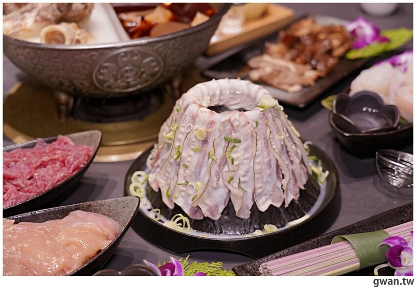 第一次看到火鍋湯可以續大骨的!這間營業到凌晨3點還免費停車,帶小朋友還幫你準備圖畫紙~