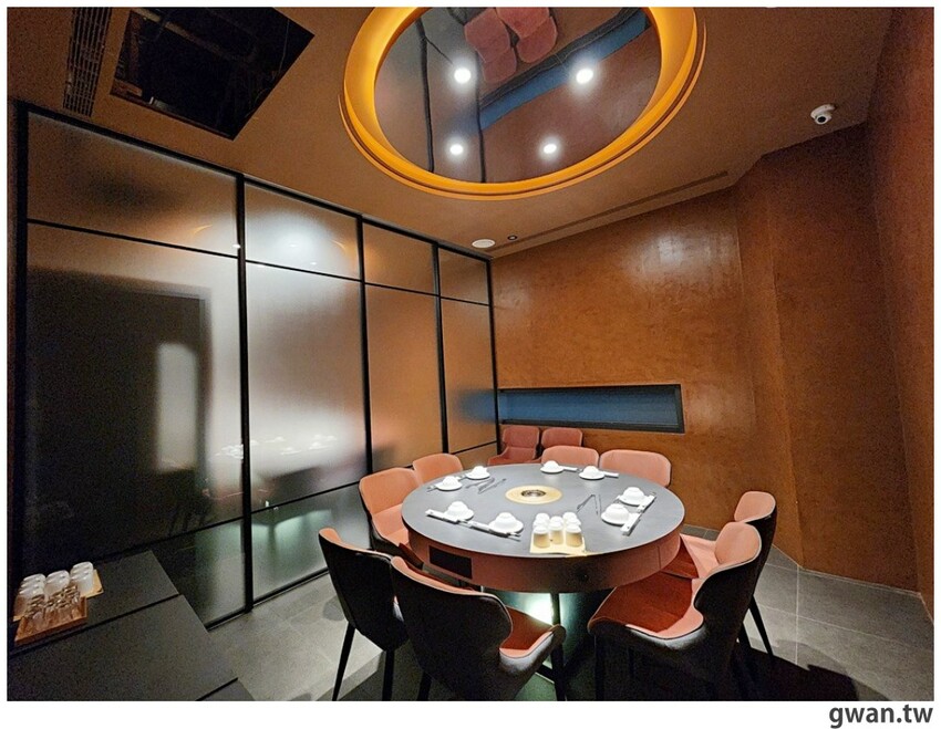 第一次看到火鍋湯可以續大骨的!這間營業到凌晨3點還免費停車,帶小朋友還幫你準備圖畫紙~