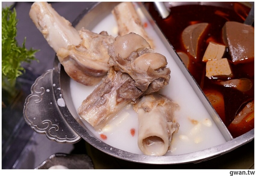 第一次看到火鍋湯可以續大骨的!這間營業到凌晨3點還免費停車,帶小朋友還幫你準備圖畫紙~