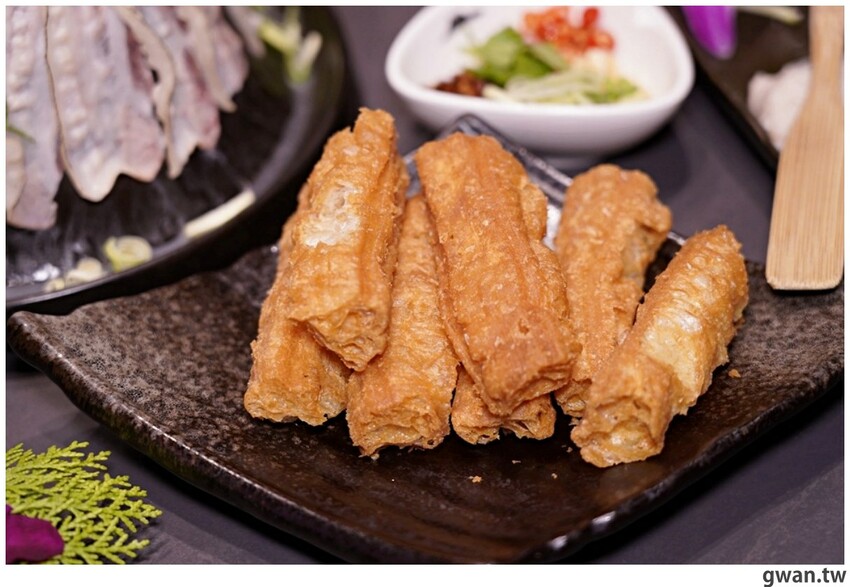 第一次看到火鍋湯可以續大骨的!這間營業到凌晨3點還免費停車,帶小朋友還幫你準備圖畫紙~