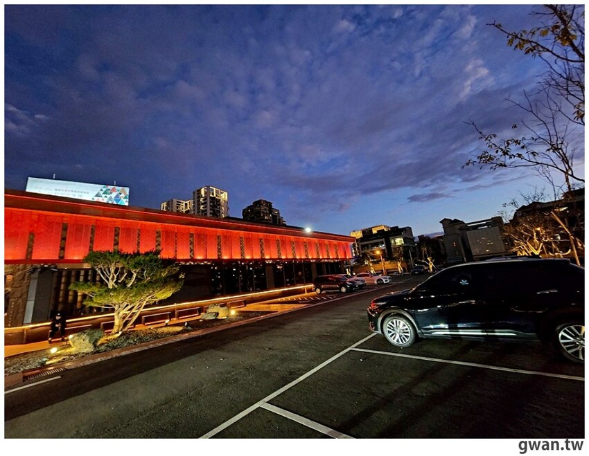 第一次看到火鍋湯可以續大骨的!這間營業到凌晨3點還免費停車,帶小朋友還幫你準備圖畫紙~