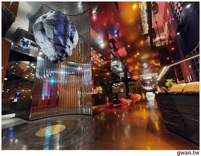 第一次看到火鍋湯可以續大骨的!這間營業到凌晨3點還免費停車,帶小朋友還幫你準備圖畫紙~